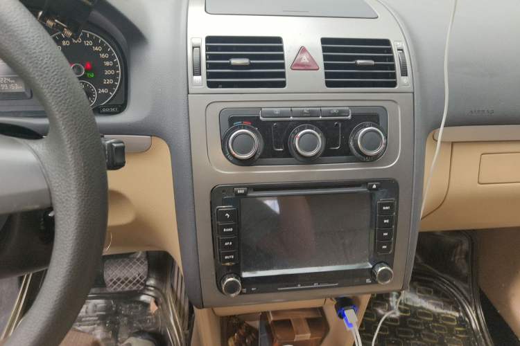 Used Volkswagen Touran 2011 1.4T DSG Zhiya Edition 5 Seats Audio And AC Panel