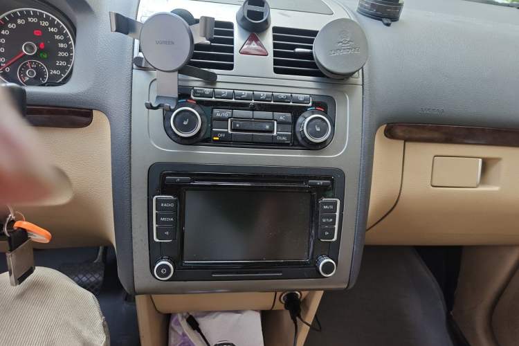 Used Volkswagen Touran 2011 1.4T DSG ZhiZhen Edition 5 Seats Audio And AC Panel