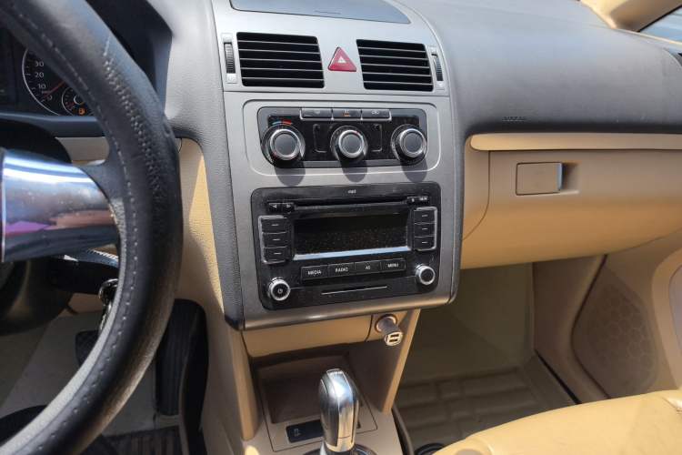 Used Volkswagen Touran 2011 1.4T DSG Zhiya Edition 5 Seats Audio And AC Panel