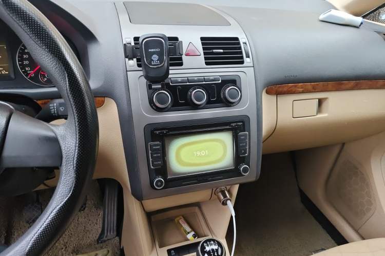Used Volkswagen Touran 2011 1.4T Manual Zhiya Edition 5 Seats Audio And AC Panel