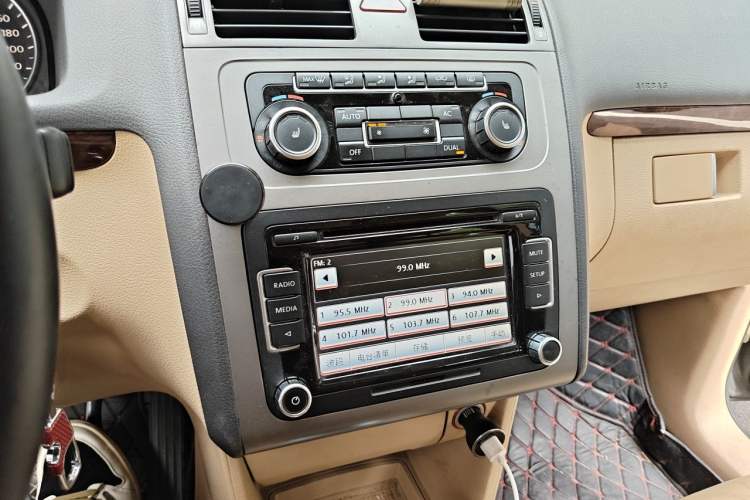 Used Volkswagen Touran 2011 1.4T DSG Zhiya Edition 5 Seats Audio And AC Panel