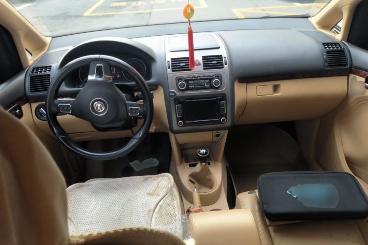 Used Volkswagen Touran 2011 1.4T Manual ZhiZhen Edition 5 Seats Center Console