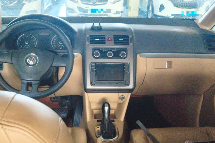 Used Volkswagen Touran 2011 1.4T DSG Zhiya Edition 5 Seats Center Console