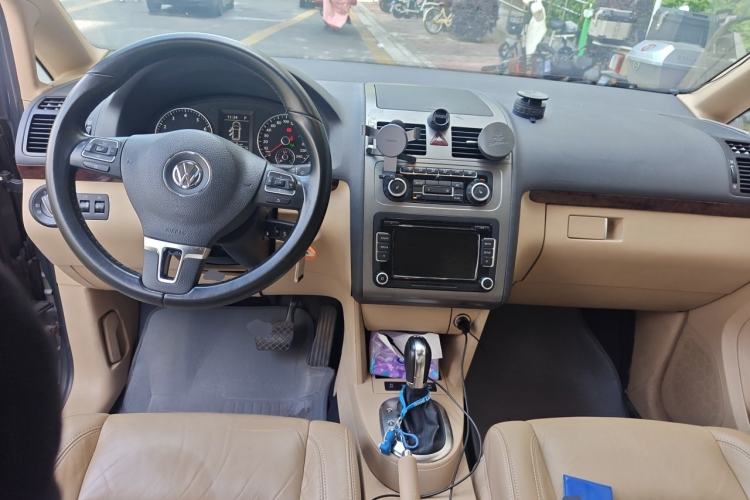 Used Volkswagen Touran 2011 1.4T DSG ZhiZhen Edition 5 Seats Center Console