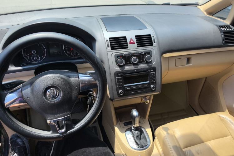 Used Volkswagen Touran 2011 1.4T DSG Zhiya Edition 5 Seats Center Console