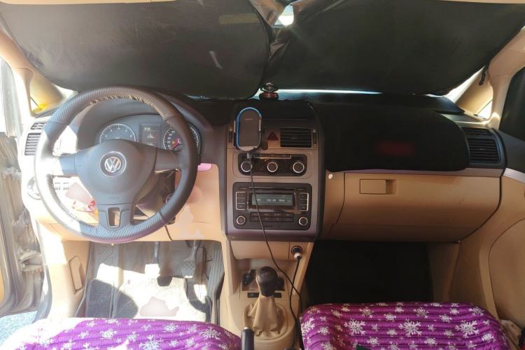 Used Volkswagen Touran 2011 1.4T Manual ZhiShang Edition 5-seater Center Console