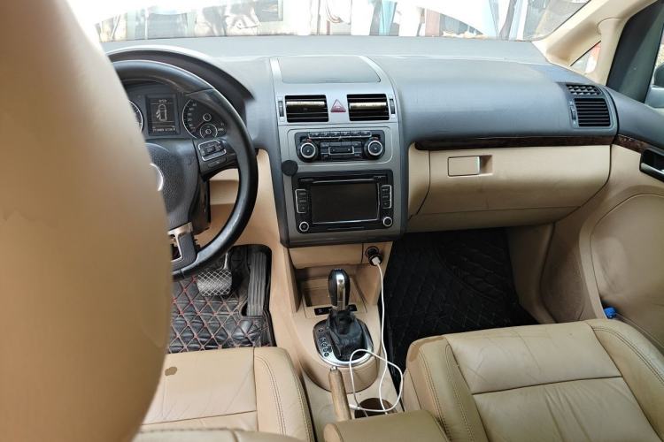 Used Volkswagen Touran 2011 1.4T DSG Zhiya Edition 5 Seats Center Console