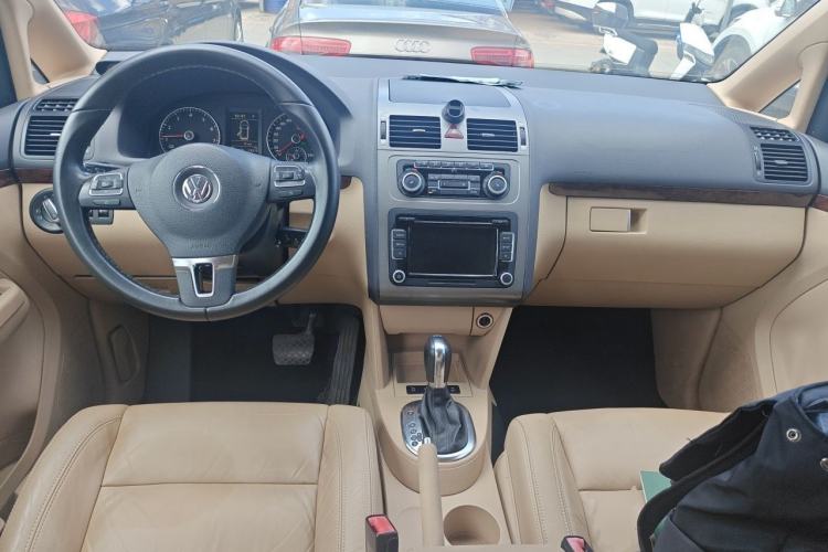 Used Volkswagen Touran 2011 1.4T DSG ZhiZhen Edition 5 Seats Center Console