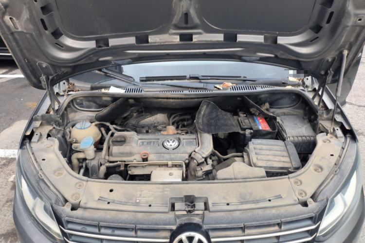 Used Volkswagen Touran 2011 1.4T Manual ZhiZhen Edition 5 Seats Engine Bay
