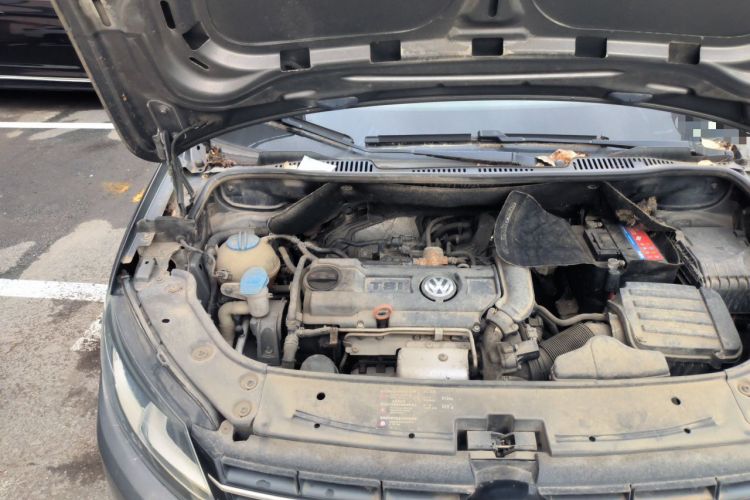 Used Volkswagen Touran 2011 1.4T Manual ZhiZhen Edition 5 Seats Engine Bay Right