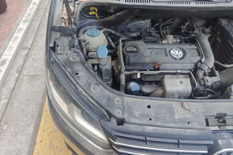 Used Volkswagen Touran 2011 1.4T DSG ZhiZhen Edition 5 Seats Engine Bay Right