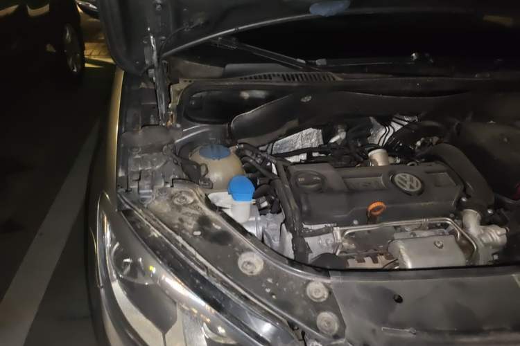 Used Volkswagen Touran 2011 1.4T Manual Zhiya Edition 5 Seats Engine Bay Right
