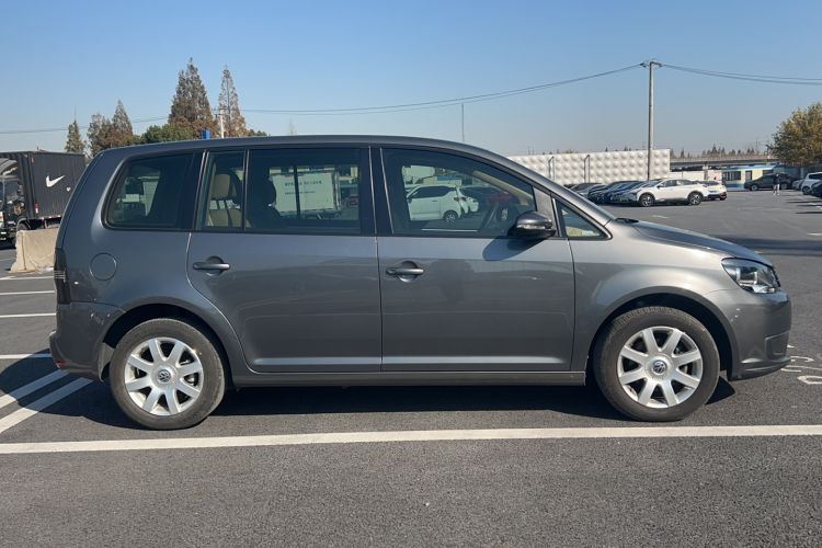 Used Volkswagen Touran 2011 1.4T Manual ZhiShang Edition 5-seater Exterior 2