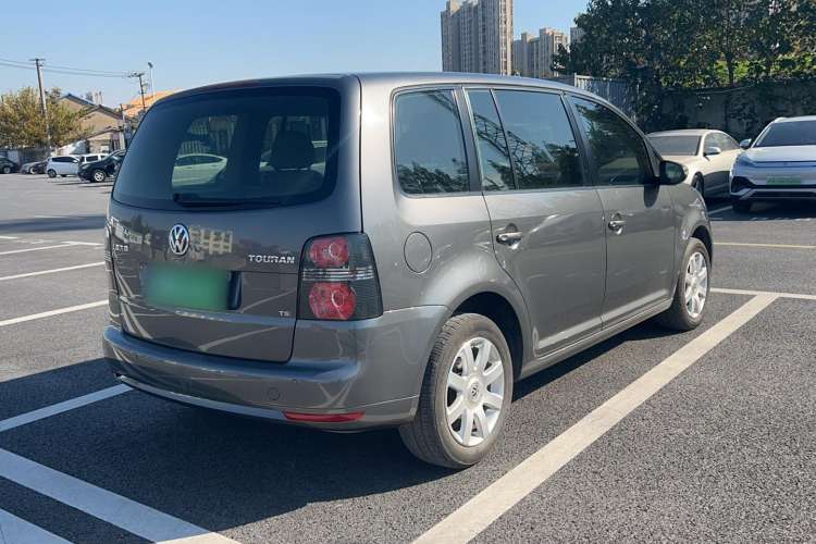 Used Volkswagen Touran 2011 1.4T Manual ZhiShang Edition 5-seater Exterior 3