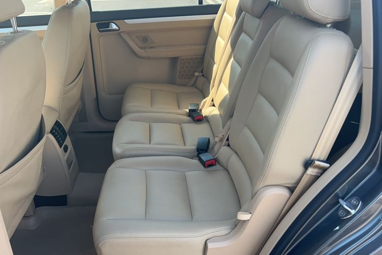 Used Volkswagen Touran 2011 1.4T Manual ZhiShang Edition 5-seater Interior 1