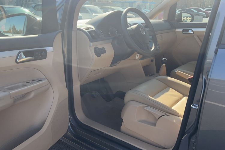Used Volkswagen Touran 2011 1.4T Manual ZhiShang Edition 5-seater Interior 2