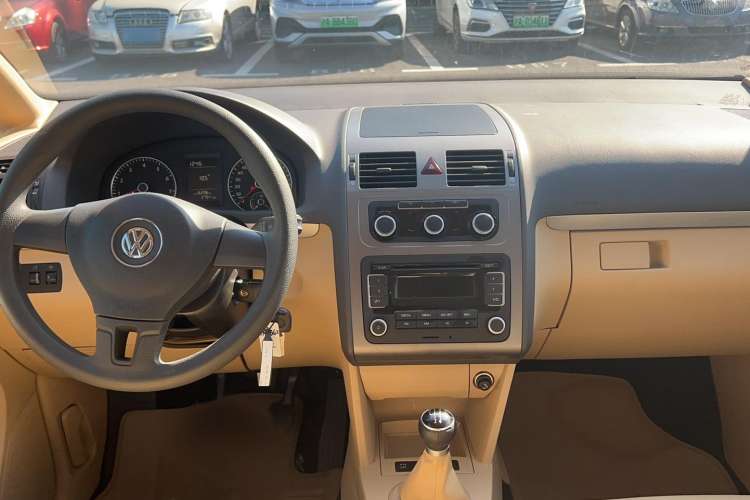 Used Volkswagen Touran 2011 1.4T Manual ZhiShang Edition 5-seater Interior 3