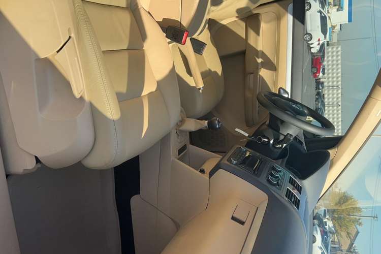 Used Volkswagen Touran 2011 1.4T Manual ZhiShang Edition 5-seater Interior 5