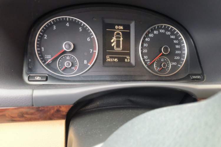 Used Volkswagen Touran 2011 1.4T Manual ZhiZhen Edition 5 Seats Odometer Close Up