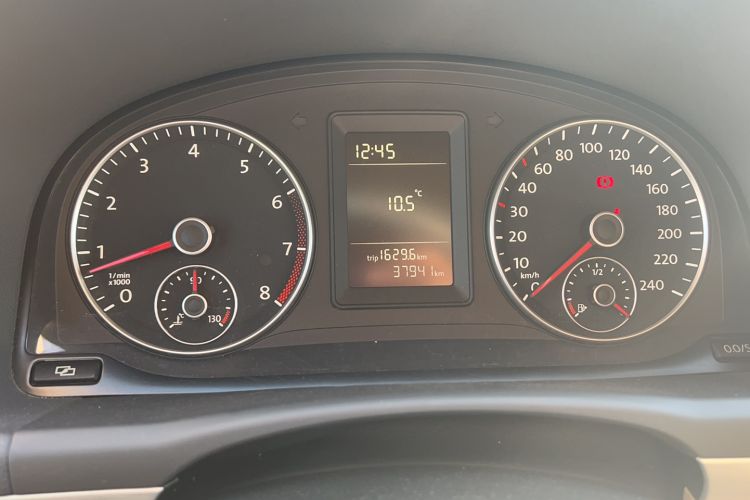 Used Volkswagen Touran 2011 1.4T Manual ZhiShang Edition 5-seater Odometer Close Up