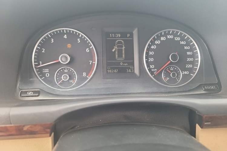 Used Volkswagen Touran 2011 1.4T DSG ZhiZhen Edition 7-Seater Odometer Close Up