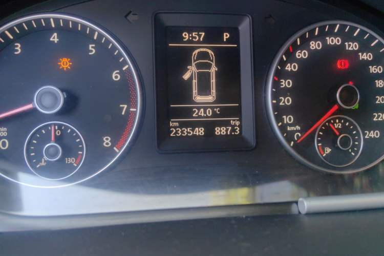 Used Volkswagen Touran 2011 1.4T DSG ZhiZhen Edition 5 Seats Odometer Close Up