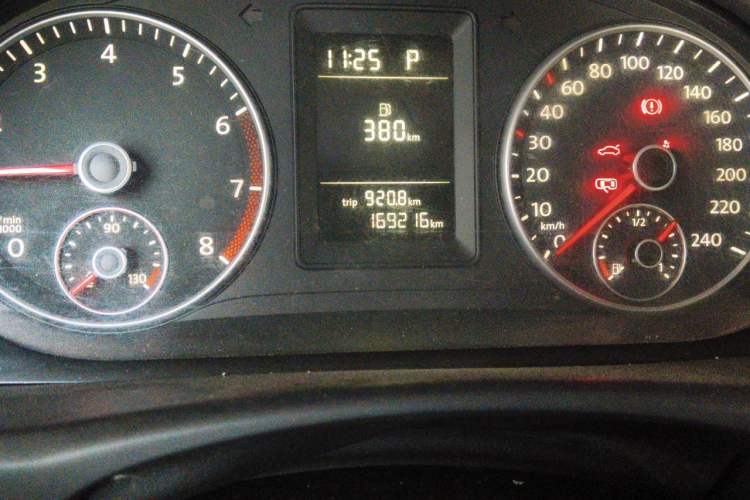 Used Volkswagen Touran 2011 1.4T DSG Zhiya Edition 5 Seats Odometer Close Up