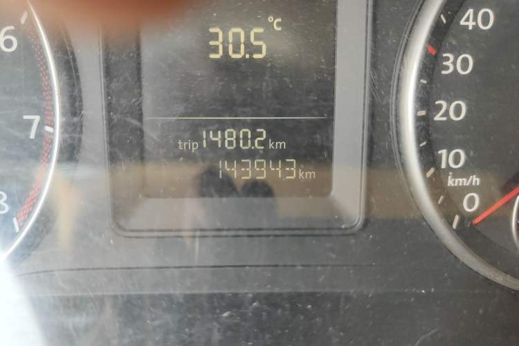 Used Volkswagen Touran 2011 1.4T DSG Zhiya Edition 5 Seats Odometer Close Up
