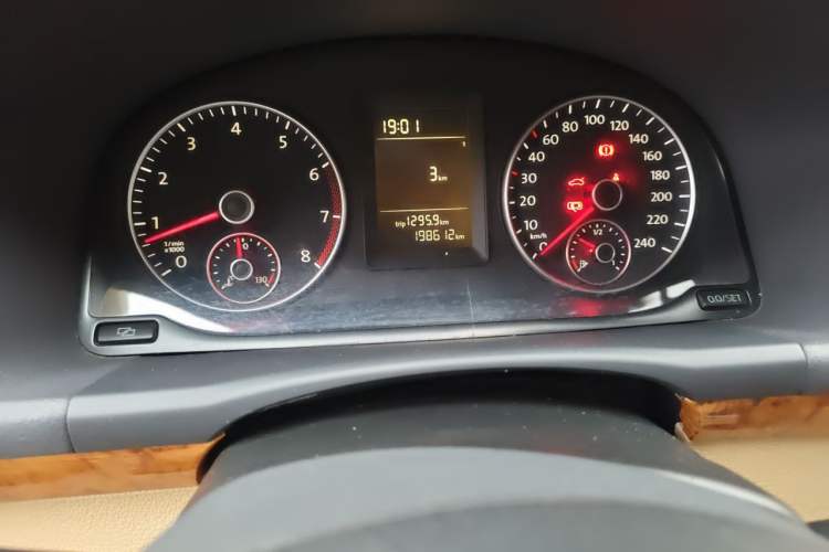 Used Volkswagen Touran 2011 1.4T Manual Zhiya Edition 5 Seats Odometer Close Up