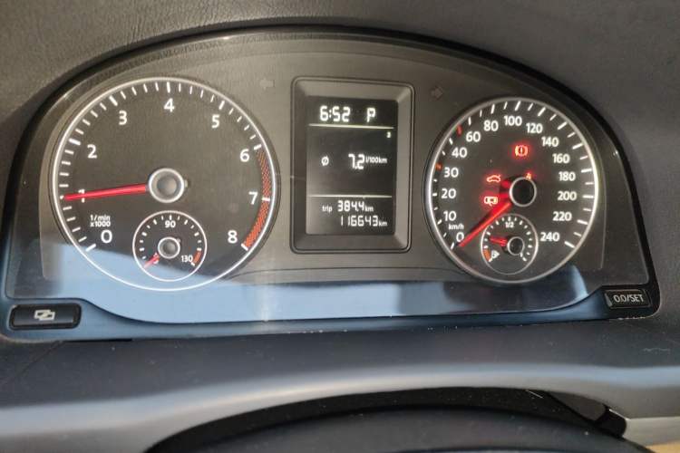 Used Volkswagen Touran 2011 1.4T DSG Zhiya Edition 5 Seats Odometer Close Up