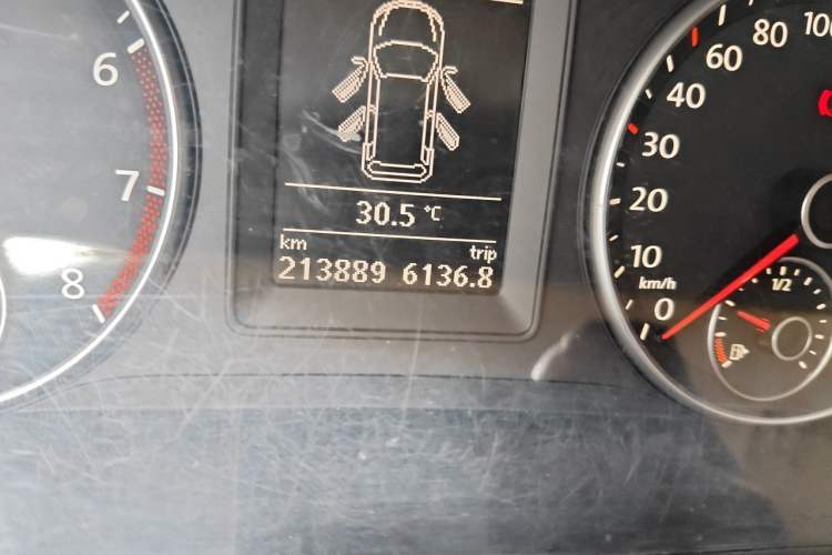 Used Volkswagen Touran 2011 1.4T DSG Zhiya Edition 5 Seats Odometer Close Up