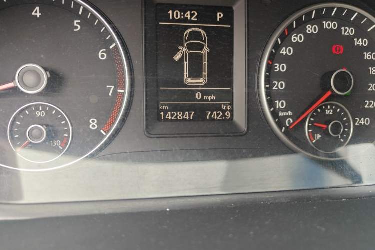 Used Volkswagen Touran 2011 1.4T DSG ZhiZhen Edition 5 Seats Odometer Close Up