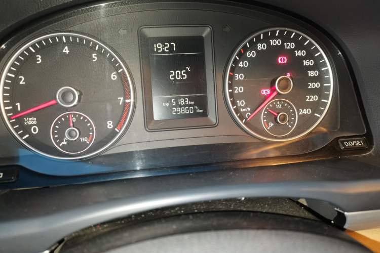 Used Volkswagen Touran 2011 1.4T Manual Zhiya Edition 5 Seats Odometer Close Up