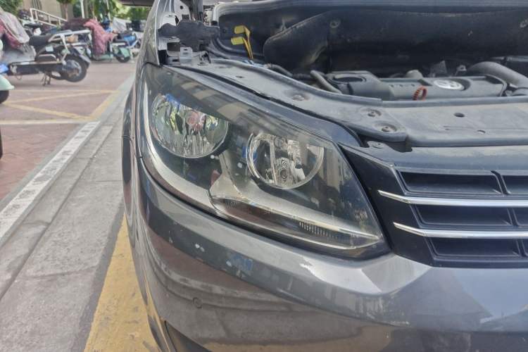 Used Volkswagen Touran 2011 1.4T DSG ZhiZhen Edition 5 Seats Right Front Headlight