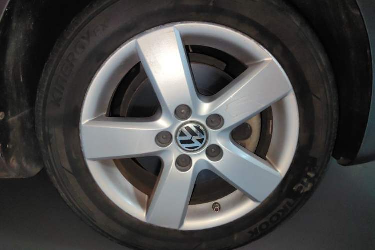 Used Volkswagen Touran 2011 1.4T DSG Zhiya Edition 5 Seats Right Front Wheel Hub