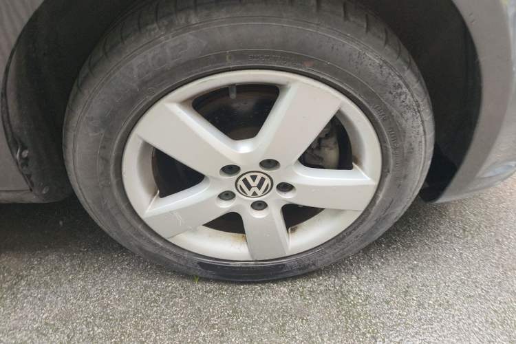 Used Volkswagen Touran 2011 1.4T DSG Zhiya Edition 5 Seats Right Front Wheel Hub