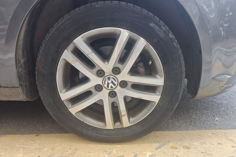 Used Volkswagen Touran 2011 1.4T DSG ZhiZhen Edition 5 Seats Right Front Wheel Hub