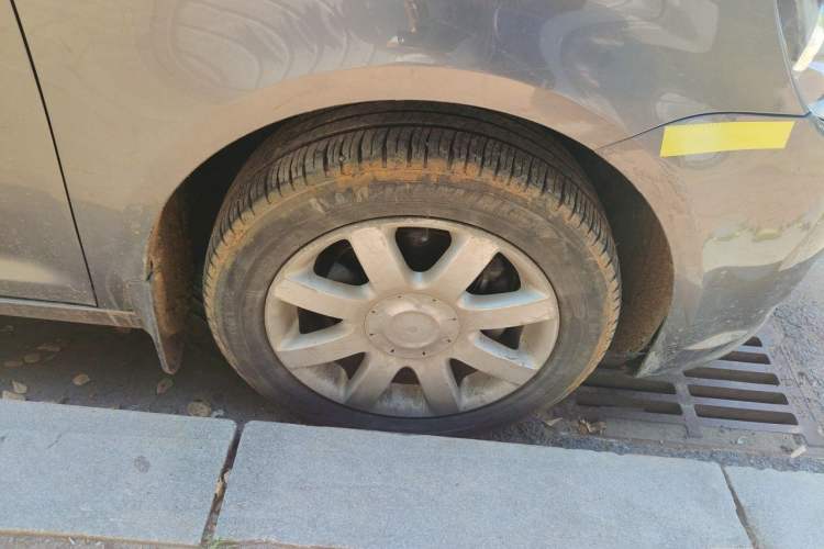 Used Volkswagen Touran 2011 1.4T Manual ZhiShang Edition 5-seater Right Front Wheel Hub