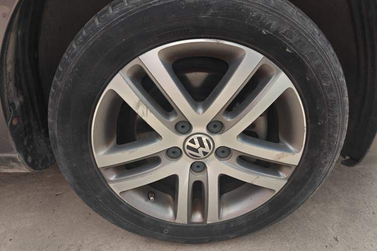 Used Volkswagen Touran 2011 1.4T DSG ZhiZhen Edition 5 Seats Right Front Wheel Hub