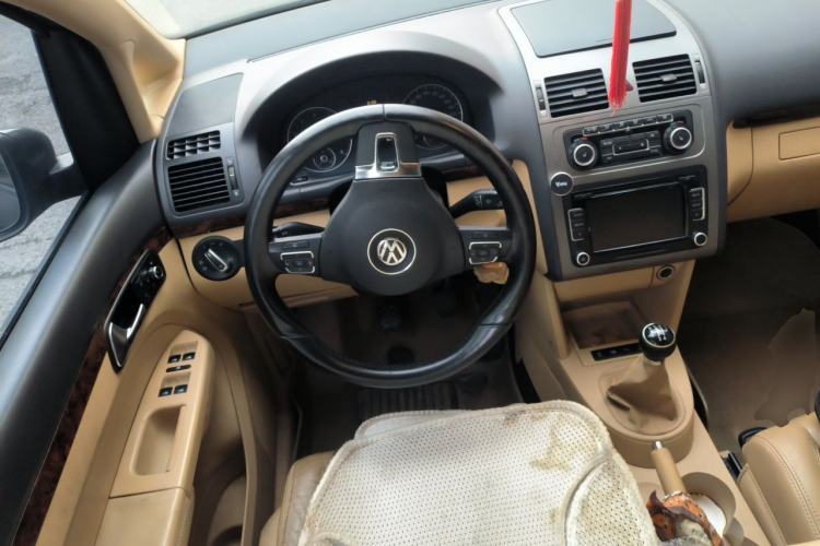 Used Volkswagen Touran 2011 1.4T Manual ZhiZhen Edition 5 Seats Steering Wheel