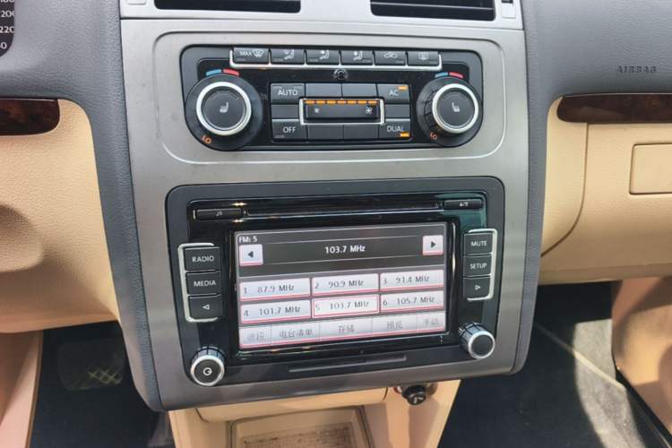 Used Volkswagen Touran 2011 1.4T DSG ZhiZhen Edition 5 Seats Audio And AC Panel