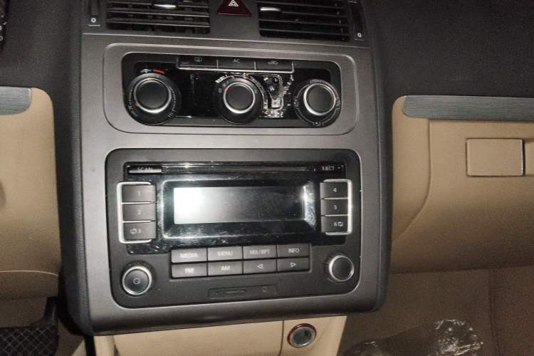 Used Volkswagen Touran 2011 1.4T DSG Zhiya Edition 5 Seats Audio And AC Panel