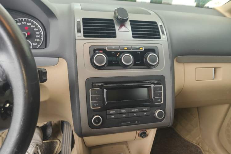 Used Volkswagen Touran 2011 1.4T DSG Zhiya Edition 5 Seats Audio And AC Panel