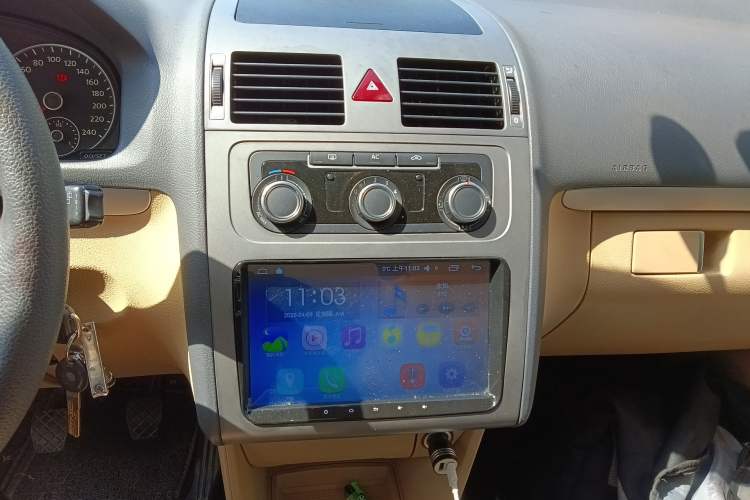 Used Volkswagen Touran 2011 1.4T Manual Zhiya Edition 5 Seats Audio And AC Panel