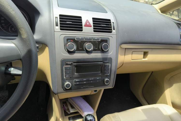 Used Volkswagen Touran 2011 1.4T Manual ZhiShang Edition 5-seater Audio And AC Panel