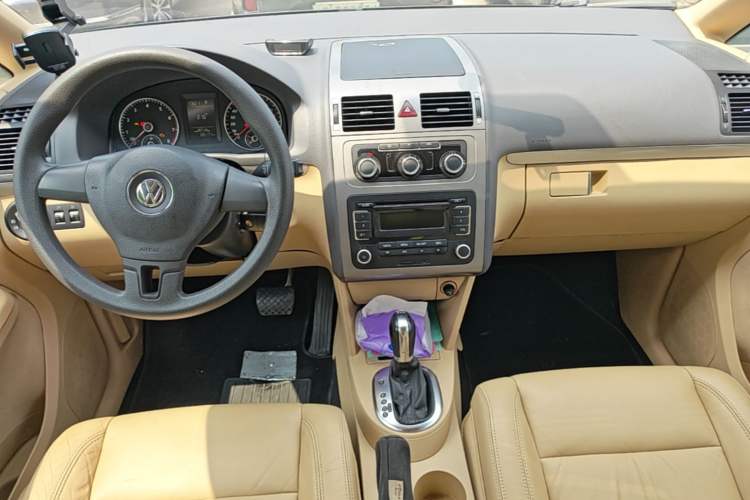 Used Volkswagen Touran 2011 1.4T DSG Zhiya Edition 5 Seats Center Console