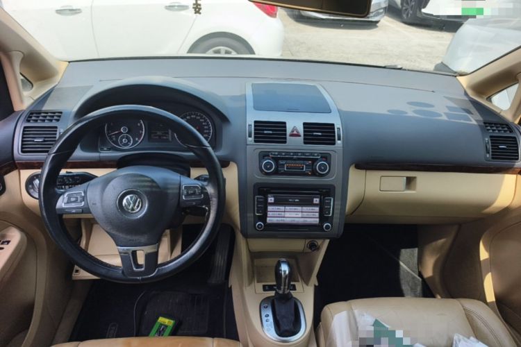 Used Volkswagen Touran 2011 1.4T DSG ZhiZhen Edition 5 Seats Center Console