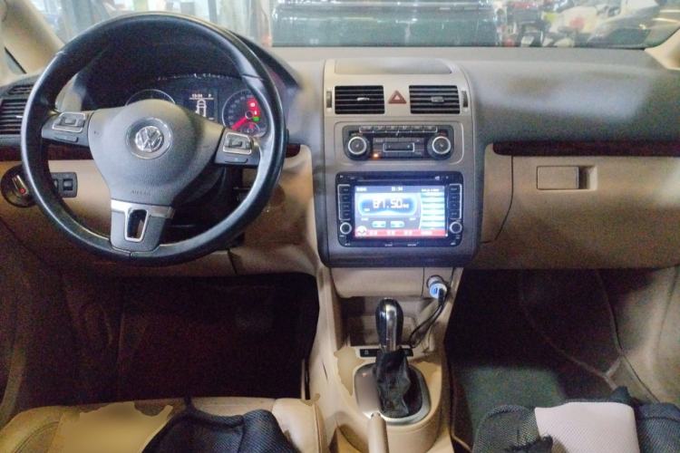 Used Volkswagen Touran 2011 1.4T DSG ZhiZhen Edition 7-Seater Center Console