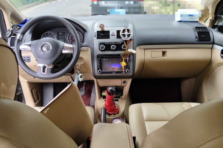 Used Volkswagen Touran 2011 1.4T Manual ZhiShang Edition 5-seater Center Console