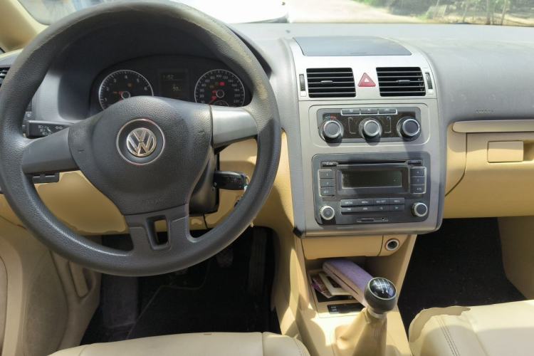 Used Volkswagen Touran 2011 1.4T Manual ZhiShang Edition 5-seater Center Console